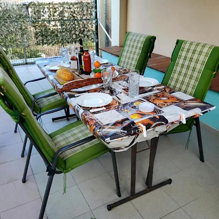 Apartment 4 Sleeps 4 Guests *