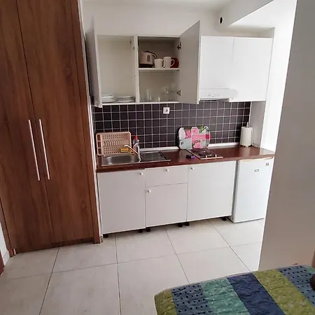 Apartment 4 Sleeps 4 Guests *