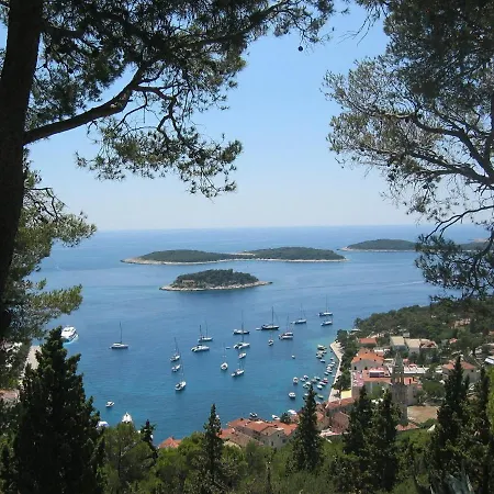 4 Sleeps 4 Guests * Split