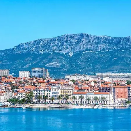 4 Sleeps 4 Guests * Split