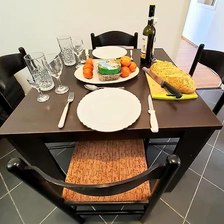 4 Sleeps 4 Guests Split