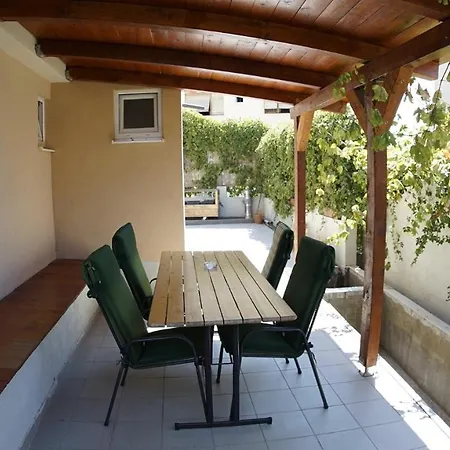4 Sleeps 4 Guests